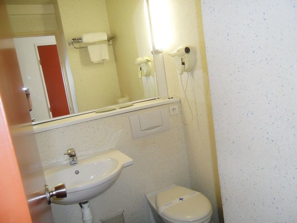 Hotel Inn Grenoble Eybens Parc Des Expositions Ex Kyriad Rum bild